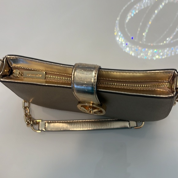 Michael Khors small Metallic Pebbled Leather Pochette - Picture 2 of 4